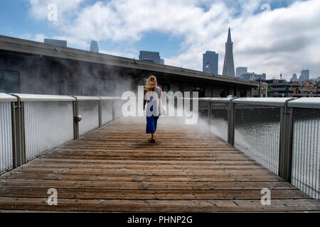 Eine Frau geht über Nebel Brücke von fujiko Nayaka, eine Kunstinstallation im Hafengebiet von San Francisco. Stockfoto