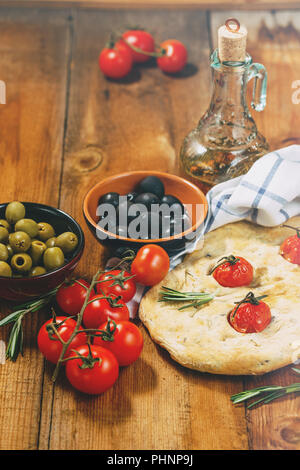 Focaccia mit Oliven Stockfoto