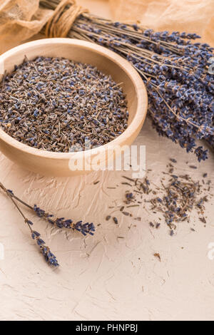 Wellness Care Produkte mit Lavendel Samen in eine Schüssel geben. Stockfoto