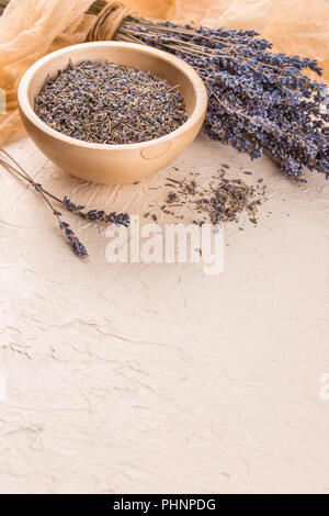 Wellness Care Produkte mit Lavendel Samen in eine Schüssel geben. Stockfoto