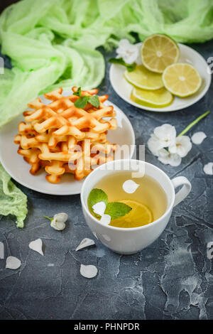 Belgische Waffeln und grüner Tee. Stockfoto
