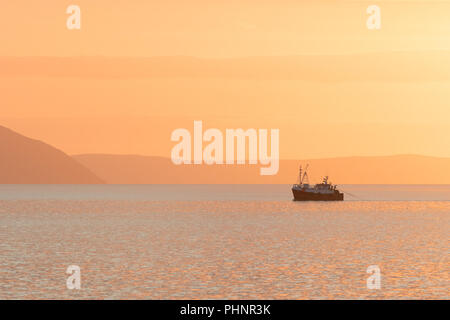 Angeln boot Sonnenuntergang - Firth of Clyde, Schottland, Großbritannien Stockfoto