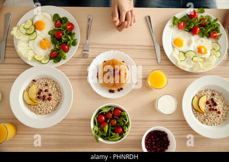 Paar leckeres Frühstück auf dem Küchentisch Stockfoto