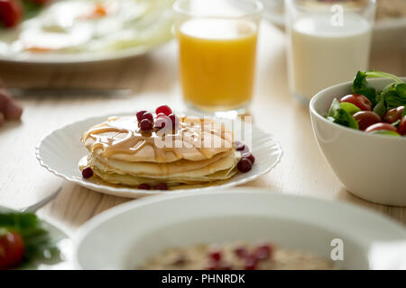 Nahaufnahme von leckeren Pfannkuchen mit Sirup und Beeren Stockfoto