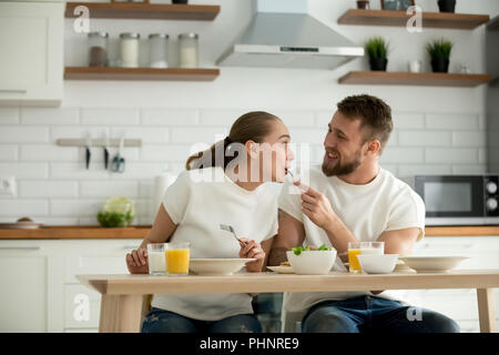 Tausendjährige mann Fütterung Frau mit einem köstlichen Frühstück Stockfoto