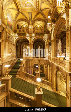 Wien, Österreich, 20. Mai 2019: das Innere der Halle der Wiener Staatsoper innen Stockfoto