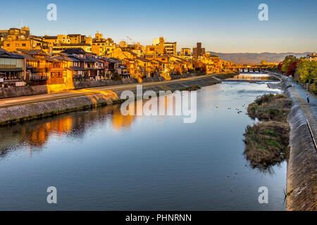 Herbst Morgen Spaziergang entlang am Fluss Kamogawa, Kyoto, Japan Stockfoto