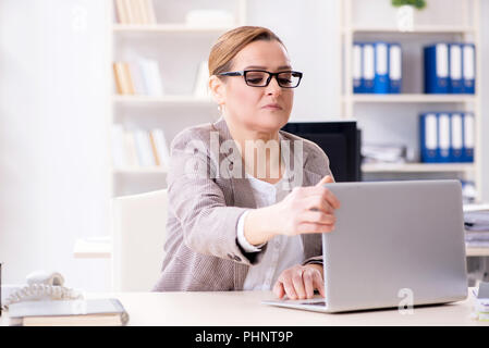 Geschäftsfrau, die Mitarbeiter, die im Büro Stockfoto