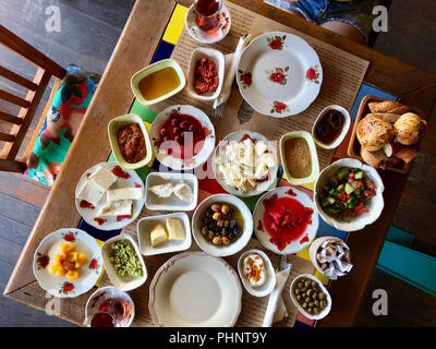 Traditionelle hausgemachte türkische Frühstück mit Tee. Ökologische Lebensmittel. Stockfoto