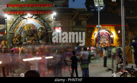 Die Balance von Zorn und Frieden Form die Art und Weise des Lebens zu Stabilität Kal bhairab und sewth bhairab während der Indra Jatra. Stockfoto