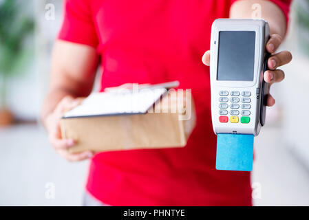 Paketversand mit Pos und Kreditkarte bezahlt Stockfoto