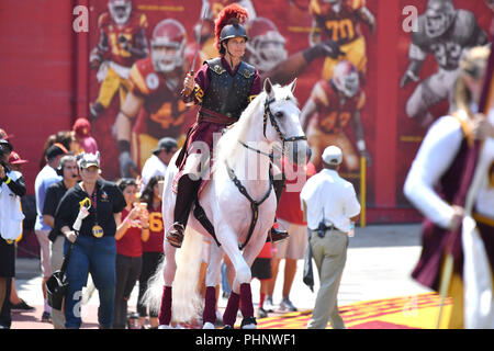 Los Angeles, CA, USA. 1. Sep 2018. Tommy Trojan und Reisenden nehmen Sie das Feld vor der ersten Hälfte des NCAA Football Spiel zwischen den USC Trojans und die UNLV Rebellen am Kolosseum in Los Angeles, Kalifornien. Obligatorische Photo Credit: Louis Lopez/CSM/Alamy leben Nachrichten Stockfoto