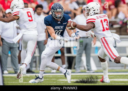 Houston, TX, USA. 1. Sep 2018. Reis Eulen wide receiver Austin Trammell (10) macht eine fangen, während sie von Houston Cougars cornerback Joeal Williams verteidigt (13) Während des 1. Quartals ein NCAA Football Spiel zwischen der Houston Cougars und den Reis Eulen am Rice Stadium in Houston, TX. Houston gewann das Spiel 45 zu 27. Trask Smith/CSM/Alamy leben Nachrichten Stockfoto