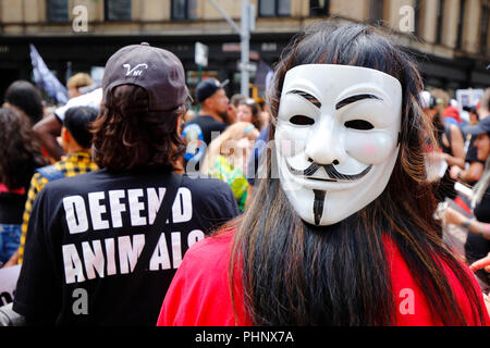 New York, NY, USA. 1. September 2018. Eine Demonstrantin mit einem Guy Fawkes' Wir sind Anonym' Maske bei einer Demonstration für die Rechte der Tiere in der Nähe von Madison Square Park in Manhattan. Stockfoto