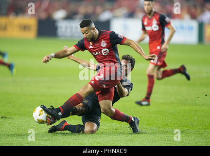 Toronto, Kanada. 1. Sep 2018. Justin Morrow (Vorne) von Toronto FC Mias mit Benny Feilhaber von Los Angeles Football Club während Ihrer 2018 Major League Soccer (MLS) Gleiches bei BMO Feld in Toronto, Kanada, Sept. 1, 2018. Toronto FC verlor 2-4. Credit: Zou Zheng/Xinhua/Alamy leben Nachrichten Stockfoto