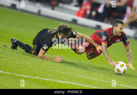 Toronto, Kanada. 1. Sep 2018. Sebastian Giovinco (R) von Toronto FC Mias mit Dejan Jakovic von Los Angeles Football Club während Ihrer 2018 Major League Soccer (MLS) Gleiches bei BMO Feld in Toronto, Kanada, Sept. 1, 2018. Toronto FC verlor 2-4. Credit: Zou Zheng/Xinhua/Alamy leben Nachrichten Stockfoto