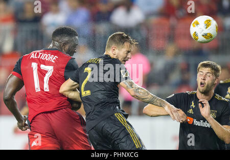 Toronto, Kanada. 1. Sep 2018. Jozy Altidore (L) des Toronto FC Mias mit Jordanien Harvey (C) von Los Angeles Football Club während Ihrer 2018 Major League Soccer (MLS) Gleiches bei BMO Feld in Toronto, Kanada, Sept. 1, 2018. Toronto FC verlor 2-4. Credit: Zou Zheng/Xinhua/Alamy leben Nachrichten Stockfoto