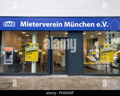 August 31, 2018 - Munich, Bayern, Deutschland - Foto von der Münchner Mieter (Mieterverein München e.V.) mit Plakaten für die kommenden Ausspekuliert Demonstration gegen die zunehmend schwierige Situation von vielen in allen sozialen Klassen in Bezug auf den Erhalt von Wohnraum in der Stadt konfrontiert. ''Ausspekuliert'' bedeutet "Der peculated Out'', die von den Spekulanten, die im Fall von 30.000 + erschwingliche Wohnungen an Spekulanten verkauft wurden, so schießen die Mietkosten. (Bild: © Sachelle Babbar/ZUMA Draht) Stockfoto