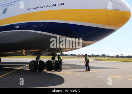 Adelaide, Australien. 2. Sep 2018. Eine riesige Antonov 124-100 M-150 Frachtmaschine eines der größten Flugzeuge der Welt in den internationalen Flughafen Adelaide, die Verteidigung militärischen Ausrüstung, an Land Kräfte die Konferenz nächste Woche wird 2018 an der Adelaide Convention Centre Credit angezeigt werden gelandet ist: Amer ghazzal/Alamy leben Nachrichten Stockfoto