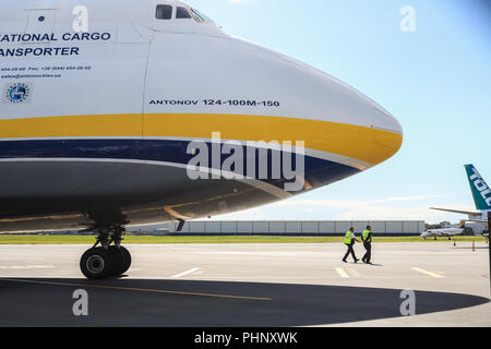 Adelaide, Australien. 2. Sep 2018. Eine riesige Antonov 124-100 M-150 Frachtmaschine eines der größten Flugzeuge der Welt in den internationalen Flughafen Adelaide, die Verteidigung militärischen Ausrüstung, an Land Kräfte die Konferenz nächste Woche wird 2018 an der Adelaide Convention Centre Credit angezeigt werden gelandet ist: Amer ghazzal/Alamy leben Nachrichten Stockfoto