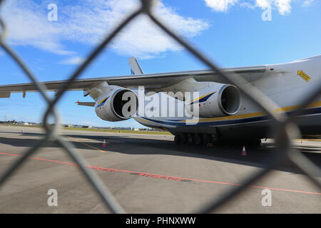 Adelaide, Australien. 2. Sep 2018. Eine riesige Antonov 124-100 M-150 Frachtmaschine eines der größten Flugzeuge der Welt in den internationalen Flughafen Adelaide, die Verteidigung militärischen Ausrüstung, an Land Kräfte die Konferenz nächste Woche wird 2018 an der Adelaide Convention Centre Credit angezeigt werden gelandet ist: Amer ghazzal/Alamy leben Nachrichten Stockfoto