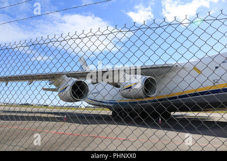 Adelaide, Australien. 2. Sep 2018. Eine riesige Antonov 124-100 M-150 Frachtmaschine eines der größten Flugzeuge der Welt in den internationalen Flughafen Adelaide, die Verteidigung militärischen Ausrüstung, an Land Kräfte die Konferenz nächste Woche wird 2018 an der Adelaide Convention Centre Credit angezeigt werden gelandet ist: Amer ghazzal/Alamy leben Nachrichten Stockfoto