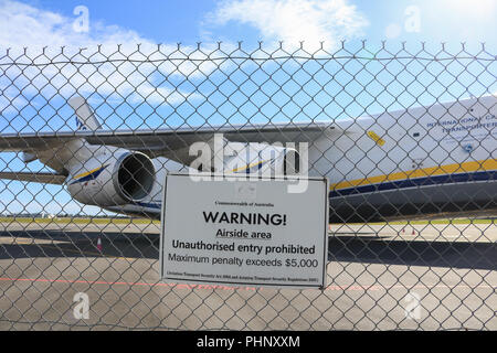 Adelaide, Australien. 2. Sep 2018. Eine riesige Antonov 124-100 M-150 Frachtmaschine eines der größten Flugzeuge der Welt in den internationalen Flughafen Adelaide, die Verteidigung militärischen Ausrüstung, an Land Kräfte die Konferenz nächste Woche wird 2018 an der Adelaide Convention Centre Credit angezeigt werden gelandet ist: Amer ghazzal/Alamy leben Nachrichten Stockfoto