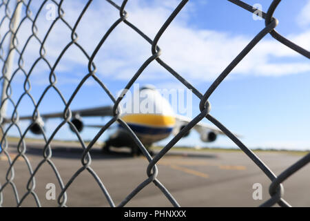 Adelaide, Australien. 2. Sep 2018. Eine riesige Antonov 124-100 M-150 Frachtmaschine eines der größten Flugzeuge der Welt in den internationalen Flughafen Adelaide, die Verteidigung militärischen Ausrüstung, an Land Kräfte die Konferenz nächste Woche wird 2018 an der Adelaide Convention Centre Credit angezeigt werden gelandet ist: Amer ghazzal/Alamy leben Nachrichten Stockfoto