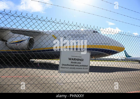 Adelaide, Australien. 2. Sep 2018. Eine riesige Antonov 124-100 M-150 Frachtmaschine eines der größten Flugzeuge der Welt in den internationalen Flughafen Adelaide, die Verteidigung militärischen Ausrüstung, an Land Kräfte die Konferenz nächste Woche wird 2018 an der Adelaide Convention Centre Credit angezeigt werden gelandet ist: Amer ghazzal/Alamy leben Nachrichten Stockfoto