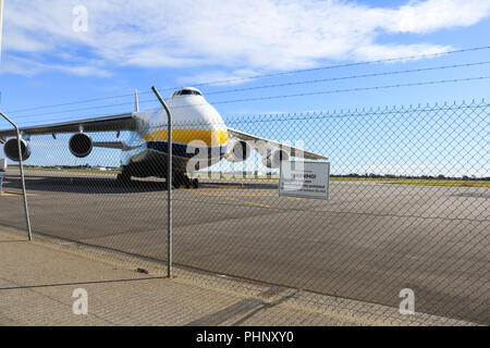 Adelaide, Australien. 2. Sep 2018. Eine riesige Antonov 124-100 M-150 Frachtmaschine eines der größten Flugzeuge der Welt in den internationalen Flughafen Adelaide, die Verteidigung militärischen Ausrüstung, an Land Kräfte die Konferenz nächste Woche wird 2018 an der Adelaide Convention Centre Credit angezeigt werden gelandet ist: Amer ghazzal/Alamy leben Nachrichten Stockfoto