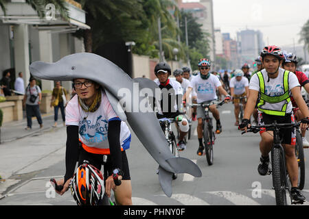 Pasay City, Philippinen. 2. Sep 2018. Ein Umweltaktivist trägt ein Delphin-förmige Kopfbedeckungen während eines Protestes gegen die Taiji dolphin Hunt in Pasay City, Philippinen, Sept. 2, 2018. Credit: rouelle Umali/Xinhua/Alamy leben Nachrichten Stockfoto