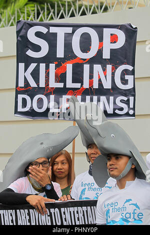 Pasay City, Philippinen. 2. Sep 2018. Umweltaktivisten tragen Dolphin-förmige Kopfbedeckungen während eines Protestes gegen die Taiji dolphin Hunt in Pasay City, Philippinen, Sept. 2, 2018. Credit: rouelle Umali/Xinhua/Alamy leben Nachrichten Stockfoto