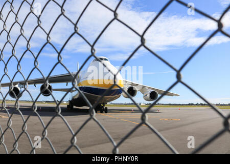 Adelaide, Australien. 2. Sep 2018. Eine riesige Antonov 124-100 M-150 Frachtmaschine eines der größten Flugzeuge der Welt in den internationalen Flughafen Adelaide, die Verteidigung militärischen Ausrüstung, an Land Kräfte die Konferenz nächste Woche wird 2018 an der Adelaide Convention Centre Credit angezeigt werden gelandet ist: Amer ghazzal/Alamy leben Nachrichten Stockfoto