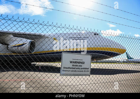 Adelaide, Australien. 2. Sep 2018. Eine riesige Antonov 124-100 M-150 Frachtmaschine eines der größten Flugzeuge der Welt in den internationalen Flughafen Adelaide, die Verteidigung militärischen Ausrüstung, an Land Kräfte die Konferenz nächste Woche wird 2018 an der Adelaide Convention Centre Credit angezeigt werden gelandet ist: Amer ghazzal/Alamy leben Nachrichten Stockfoto