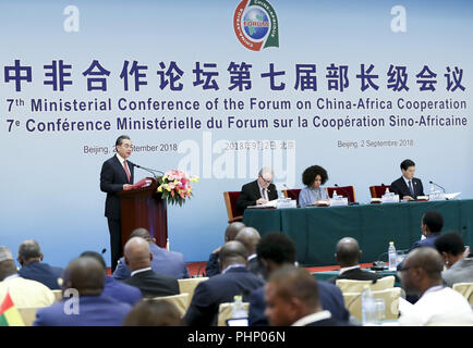 (180902)-BEIJING, Sept. 2, 2018 (Xinhua) - die siebte Ministerkonferenz des Forum für chinesisch-afrikanische Zusammenarbeit (FOCAC) in Peking statt, der Hauptstadt von China, Sept. 2, 2018. Chinesischen Staatsrat und Außenminister Wang Yi und chinesischen Handelsminister Zhong Shan gemeinsam den Vorsitz der Sitzung mit der südafrikanische Minister für Internationale Beziehungen und Zusammenarbeit Lindiwe Sisulu und südafrikanischen Minister für Handel und Industrie Rob Davies. (Xinhua / Ding Haitao) (lmm) Stockfoto