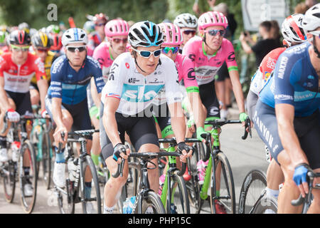 Carmarthenshire, Wales, UK. 2. September 2018. Tour durch Großbritannien professional Cycling Event kommt zu Carmarthenshire, Wales, Großbritannien Geraint Thomas, in Weiß, der Sky Team. Fahrrad falls auf A484 bei Llandyfaelog Dorf, in der Nähe von Kidwelly, Carmarthenshire, Wales. DE. Tour de France Sieger Welshman Geraint Thomas konkurriert auf heimischem Boden in dieser 8-tägigen Veranstaltung. Credit: Paul Quayle/Alamy leben Nachrichten Stockfoto