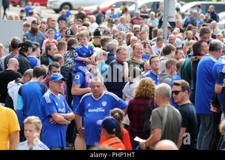 Cardiff, Großbritannien. 02 Sep, 2018. Cardiff, Großbritannien. 2. September 2018. Cardiff fans mischen sich außerhalb der Masse im Vorfeld der heutigen Spiel. Premier League match, Cardiff City v Arsenal an der Cardiff City Stadion am Sonntag, den 2. September 2018. Dieses Bild dürfen nur für redaktionelle Zwecke verwendet werden. Nur die redaktionelle Nutzung, eine Lizenz für die gewerbliche Nutzung erforderlich. Keine Verwendung in Wetten, Spiele oder einer einzelnen Verein/Liga/player Publikationen. pic von Andrew Obstgarten/Andrew Orchard sport Fotografie/Alamy Live news Credit: Andrew Orchard sport Fotografie/Alamy leben Nachrichten Stockfoto