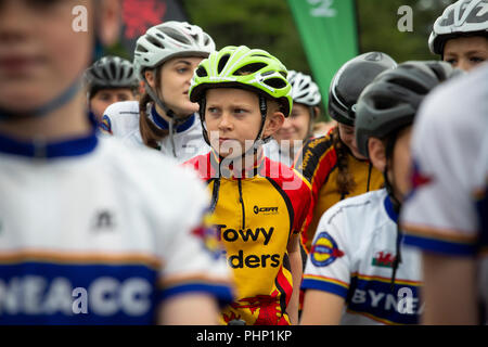 Lokale junge Radfahrer auf der Startlinie vor der Stufe 1 der Tour von Großbritannien Radrennen ab Pembrey Country Park. Stockfoto