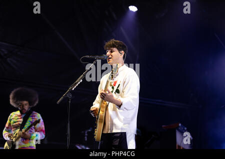 Wiltshire, Dorset UK. 1. September 2018. Am Ende der Straße Festival 2018. Bligg spielen auf der Hauptbühne am Samstag 1,918 die Headliner der Nacht Ezra Koenig auf Gesang und Gitarre das 1. Mal von Spielen der uk in vier yerars Credit: Paul Bevan/Alamy leben Nachrichten Stockfoto