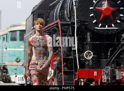 Kiew, Ukraine. 2. Sep 2018. Modelle präsentieren Schaffung von ukrainischen Designer JEAN GRITSFELDT während der Ukrainischen Fashion Week in das Gebiet der Railway Museum im Hauptbahnhof in Kiew, Ukraine, am 2. September 2018. Die Mode präsentiert 2018/19 Sammlungen von ukrainischen und internationalen Designern vom 01. bis 09. September 2018. Credit: Serg Glovny/ZUMA Draht/Alamy leben Nachrichten Stockfoto