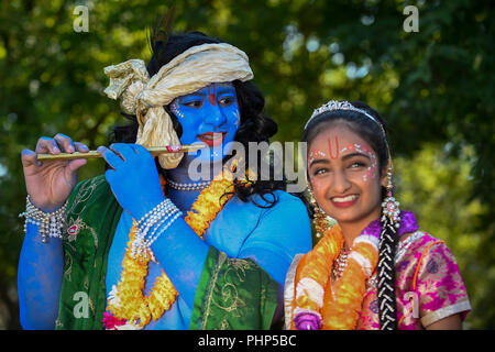 Watford, UK. 2. September 2018. (L und R) Kushal und Shivanee, Studenten bei Avanti Schule in Stanmore, kleiden, wie Lord Krishna und seine Gefährtin Radharani, wie Tausende von Gläubigen die größte Janmashtami Festival außerhalb Indiens an der Bhaktivedanta Manor Hare Krishna Tempel in Watford, Hertfordshire teilnehmen. Die Veranstaltung feiert die Geburt von Lord Krishna und auf eine Eigenschaft, um die Hare Krishna Bewegung gespendet von ex-Beatle George Harrison. Credit: Stephen Chung/Alamy leben Nachrichten Stockfoto