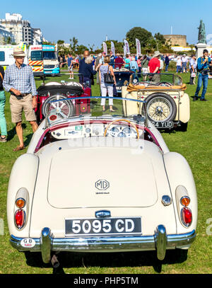 Eastbourne, East Sussex, UK. 2. September 2018. Inhaber der klassischen MG Autos nehmen Teil in ihren jährlichen South Downs ausführen, um den Western Lawns dieser Stadt am Meer, wie es in der Sonne aalt. Die Rallye starten in Arundel, West Sussex folgt dem 80 km Überquerung der atemberaubenden Klippen Beachy Head auf der East Sussex South Downs, bevor es hinunter in die Stadt von Eastbourne. Credit: Newspics UK Süd/Alamy leben Nachrichten Stockfoto