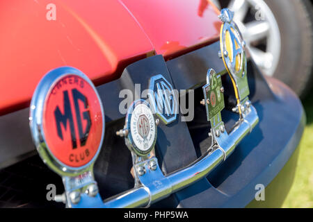 Eastbourne, East Sussex, UK. 2. September 2018. Inhaber der klassischen MG Autos nehmen Teil in ihren jährlichen South Downs ausführen, um den Western Lawns dieser Stadt am Meer, wie es in der Sonne aalt. Die Rallye starten in Arundel, West Sussex folgt dem 80 km Überquerung der atemberaubenden Klippen Beachy Head auf der East Sussex South Downs, bevor es hinunter in die Stadt von Eastbourne. Credit: Newspics UK Süd/Alamy leben Nachrichten Stockfoto