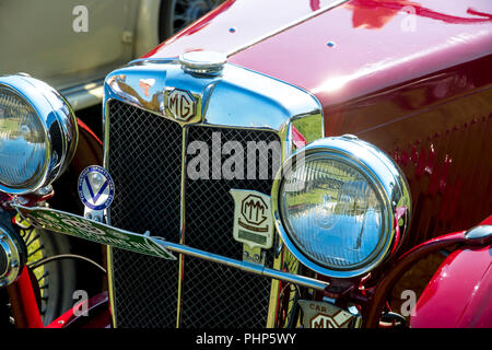 Eastbourne, East Sussex, UK. 2. September 2018. Inhaber der klassischen MG Autos nehmen Teil in ihren jährlichen South Downs ausführen, um den Western Lawns dieser Stadt am Meer, wie es in der Sonne aalt. Die Rallye starten in Arundel, West Sussex folgt dem 80 km Überquerung der atemberaubenden Klippen Beachy Head auf der East Sussex South Downs, bevor es hinunter in die Stadt von Eastbourne. Credit: Newspics UK Süd/Alamy leben Nachrichten Stockfoto
