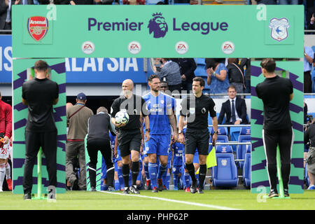 Cardiff, Großbritannien. 02 Sep, 2018. Schiedsrichter Anthony Taylor Spaziergänge mit Cardiff City player Sean Morrison für k/o bereit. Premier League match, Cardiff City v Arsenal an der Cardiff City Stadion am Sonntag, den 2. September 2018. Dieses Bild dürfen nur für redaktionelle Zwecke verwendet werden. Nur die redaktionelle Nutzung, eine Lizenz für die gewerbliche Nutzung erforderlich. Keine Verwendung in Wetten, Spiele oder einer einzelnen Verein/Liga/player Publikationen. pic von Andrew Obstgarten/Andrew Orchard sport Fotografie/Alamy Live news Credit: Andrew Orchard sport Fotografie/Alamy leben Nachrichten Stockfoto