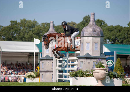 2. September 2018. Tim Preis (NZL) Reiten Ringwood Himmel Junge während der Show Jumping Phase des Land Rover Burghley Horse Trials 2018 in Stamford, Lincolnshire, Großbritannien. Jonathan Clarke/Alamy leben Nachrichten Stockfoto