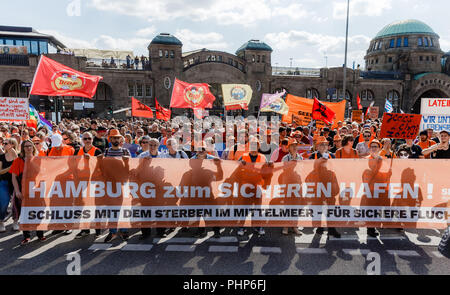 Hamburg, Deutschland. 02 Sep, 2018. 02.09.2018, Hamburg: Aktivisten der Pier Bewegung mit einem Banner mit der Aufschrift "Hamburg nach einem sicheren Hafen" für die ungehinderte Rettung von Flüchtlingen im Mittelmeer und sichere Fluchtwege für Migranten demonstrieren. Quelle: Markus Scholz/dpa/Alamy leben Nachrichten Stockfoto