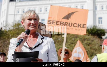 Hamburg, Deutschland. 02 Sep, 2018. 02.09.2018, Hamburg: Silke Fehrs, Bischof der Evangelischen Kirche im Norden, spricht bei einer Demonstration der Seebrücken für die ungehinderte Bewegung zur Rettung von Flüchtlingen im Mittelmeer und sichere Fluchtwege für Migranten. Quelle: Markus Scholz/dpa/Alamy leben Nachrichten Stockfoto