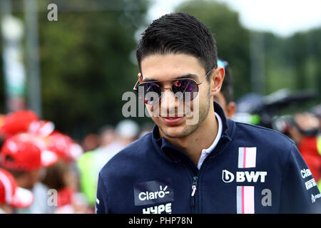 Monza, Italien. 2. September 2018. Esteban Ocon von Frankreich und Sahara Force India F1 Team mit den Fans während der Formel Eins Grand Prix von Italien: Marco Canoniero/Alamy leben Nachrichten Stockfoto