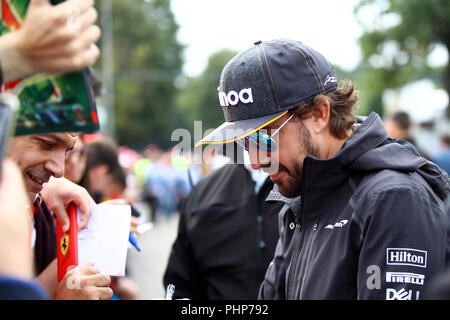 Monza, Italien. 2. September 2018. Der Spanier Fernando Alonso und McLaren F1 Team mit den Fans während der Formel Eins Grand Prix von Italien: Marco Canoniero/Alamy leben Nachrichten Stockfoto